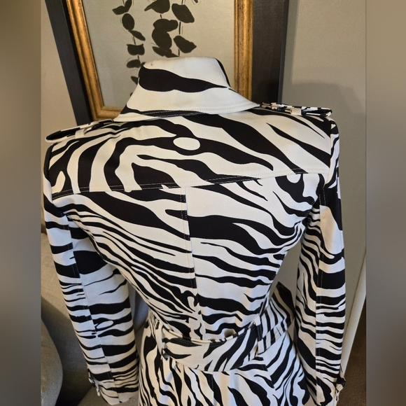 Cache.   Coat.  251 - Picture 3 of 5